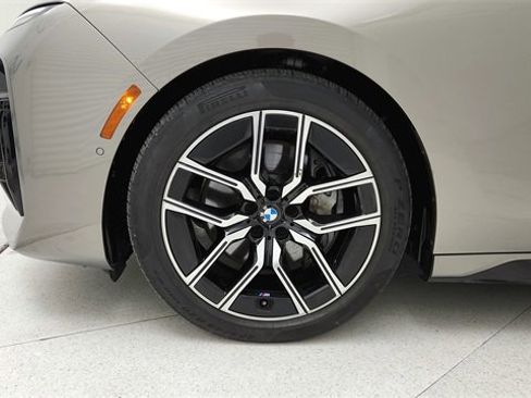 Used 2024 BMW 740i image 9