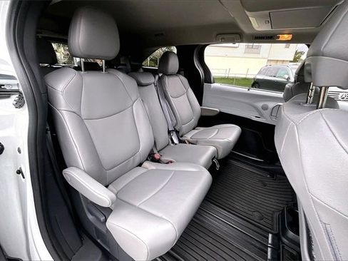 Used 2025 Toyota Sienna XLE image 22