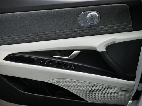 Certified 2025 Hyundai Elantra Limited image 14