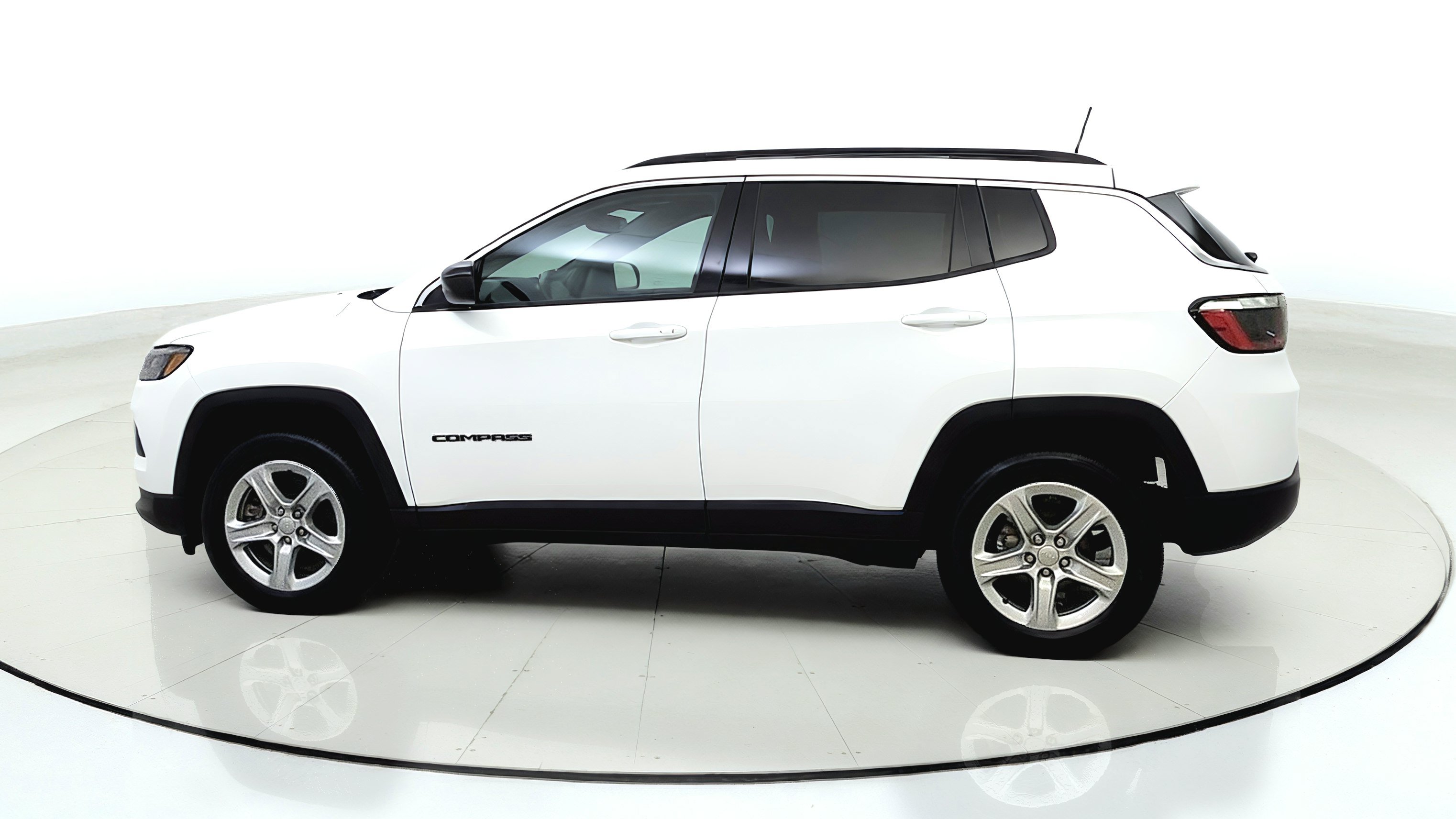 Used 2023 Jeep Compass Latitude w/ Convenience Group AWD/4WD image 4