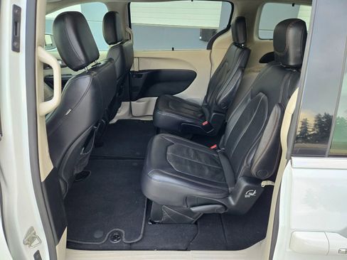 Used 2018 Chrysler Pacifica Touring-L image 15
