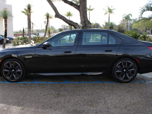 Used 2023 BMW 760i xDrive image 2