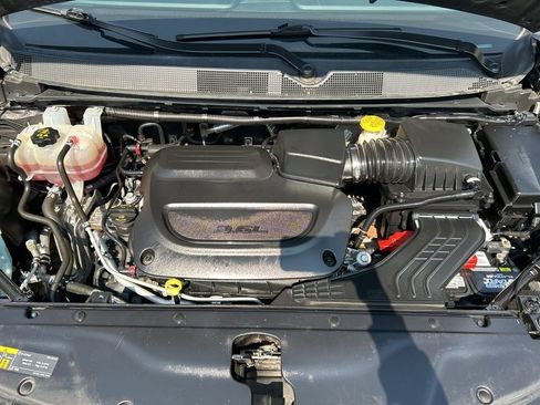 Used 2023 Chrysler Pacifica Touring-L FWD image 11