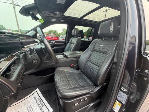 Used 2023 Cadillac Escalade ESV Sport Platinum w/ LPO, ONYX Package AWD/4WD image 9