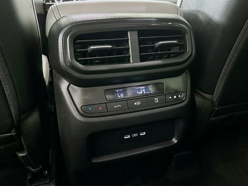 Used 2025 Honda Pilot EX-L image 4