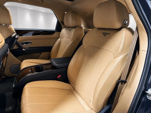 Used 2017 Bentley Bentayga AWD/4WD image 16