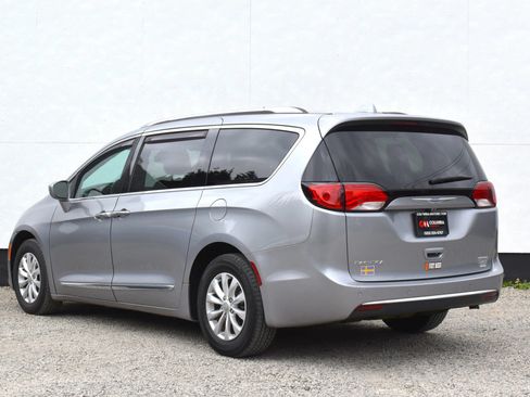 Used 2018 Chrysler Pacifica Touring-L FWD image 39