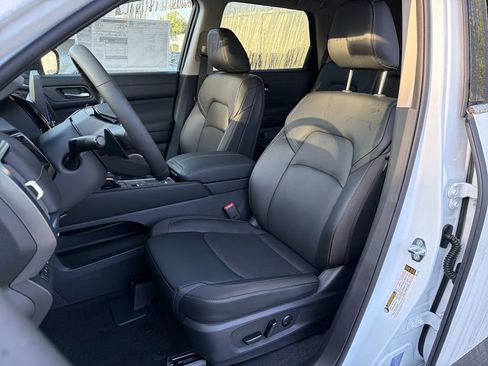New 2026 Nissan Pathfinder SL FWD image 28