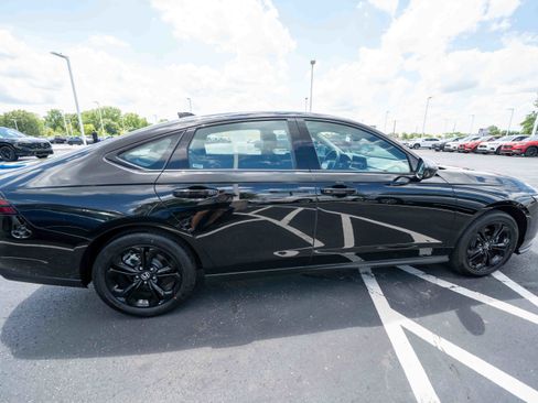 Certified 2025 Honda Accord SE image 6