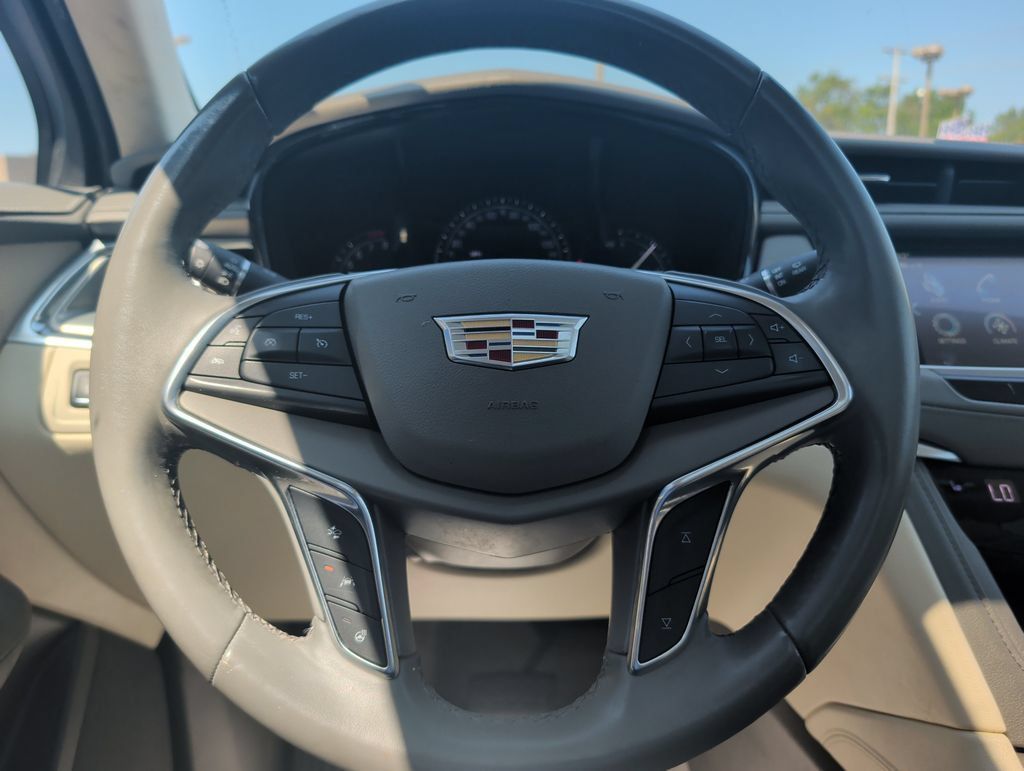 Used 2018 Cadillac XT5 Luxury w/ Driver Awareness Package FWD image 11