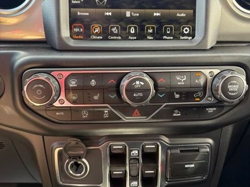 Used 2022 Jeep Wrangler Unlimited Sahara w/ Cold Weather Group AWD/4WD image 21