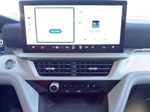 Used 2025 Ford Explorer Active w/ Active Comfort Package image 18