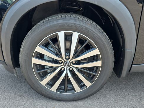Used 2023 Nissan Pathfinder Platinum w/ Black Appearance Package FWD image 9
