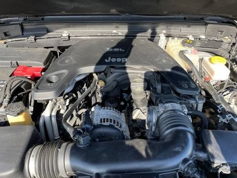 Used 2018 Jeep Wrangler Unlimited Rubicon w/ Dual Top Group AWD/4WD image 30