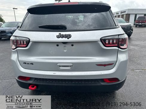 Used 2025 Jeep Compass Trailhawk AWD/4WD image 4