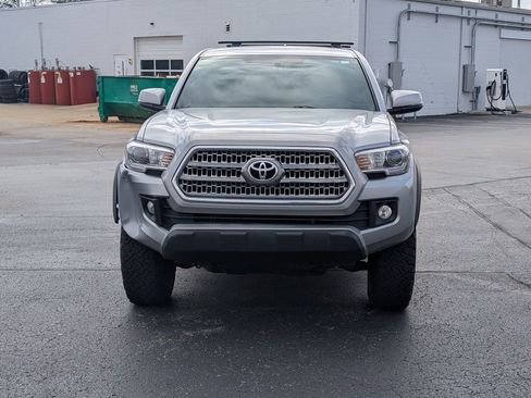 Used 2017 Toyota Tacoma TRD Off-Road image 5