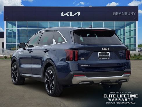 Certified 2025 Kia Sorento EX w/ Panoramic Sunroof Package FWD image 4