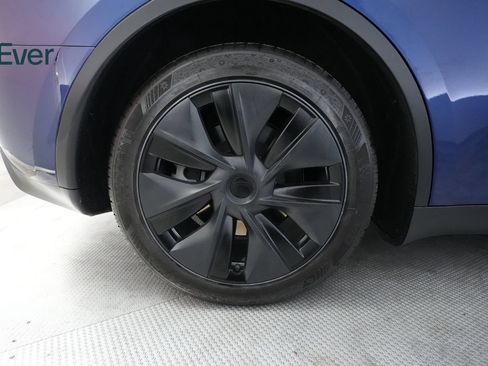 Used 2024 Tesla Model Y Long Range AWD/4WD image 21