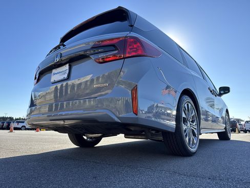 Used 2025 Honda Odyssey Touring image 9