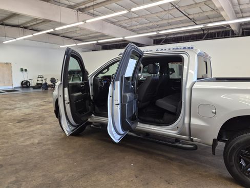 Used 2019 Chevrolet Silverado 1500 LT Trail Boss AWD/4WD image 17