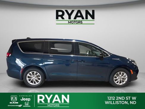 Used 2025 Chrysler Pacifica Select AWD/4WD image 10