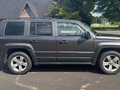 Used 2016 Jeep Patriot Latitude w/ Sun/Sound Group image 8