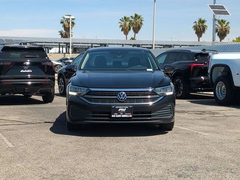 Used 2024 Volkswagen Jetta SE FWD image 3