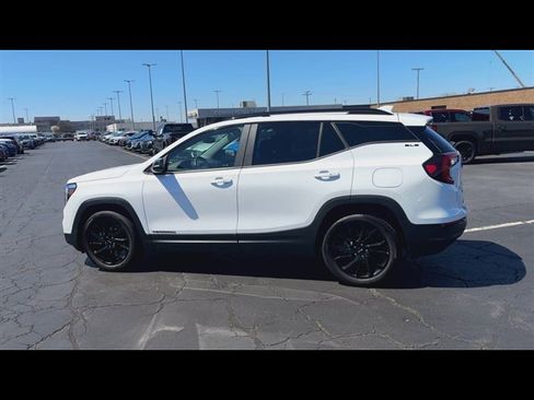 Used 2023 GMC Terrain SLE w/ Driver Convenience Package image 6