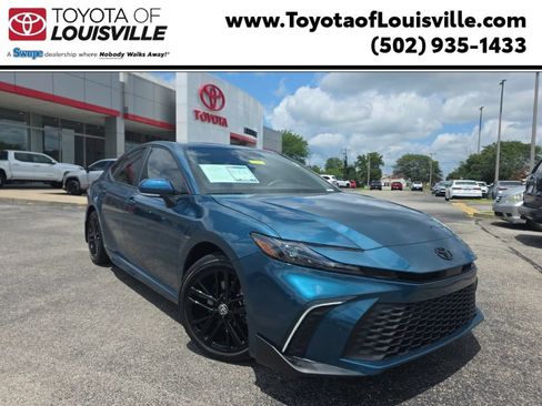 Used 2025 Toyota Camry SE w/ Convenience Package FWD image 1