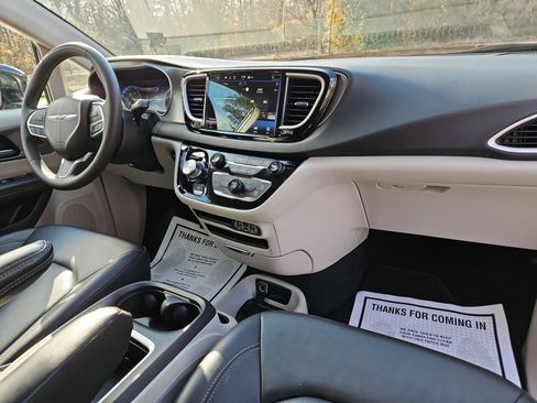 Used 2024 Chrysler Pacifica Touring-L image 16