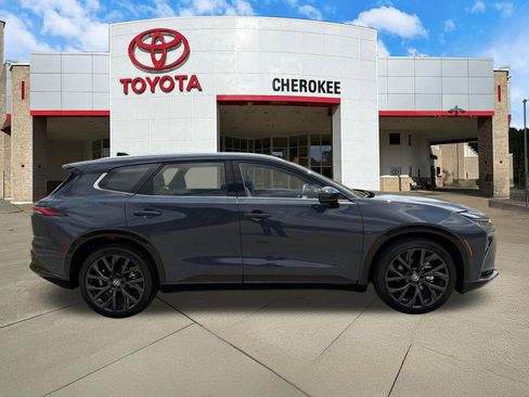 Used 2025 Toyota Crown Signia image 4