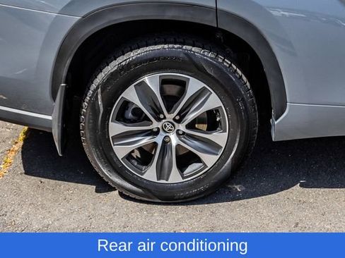 Used 2023 Toyota Highlander XLE AWD/4WD image 7