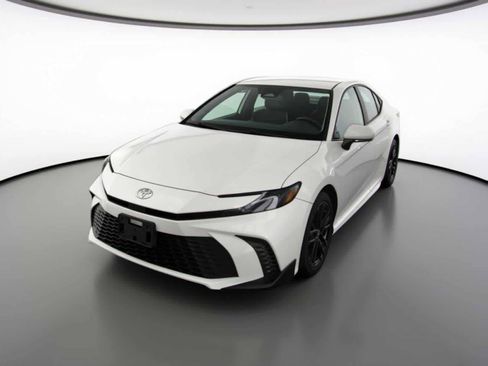 Used 2025 Toyota Camry SE image 1
