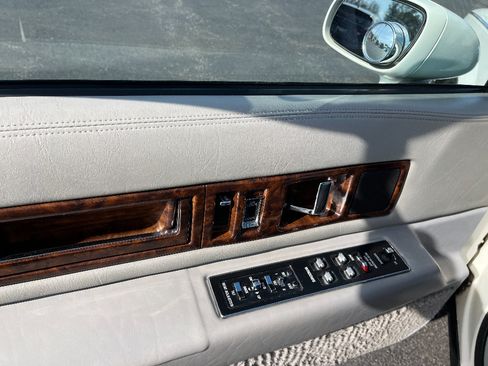 Used 1993 Cadillac Fleetwood Sedan RWD image 25