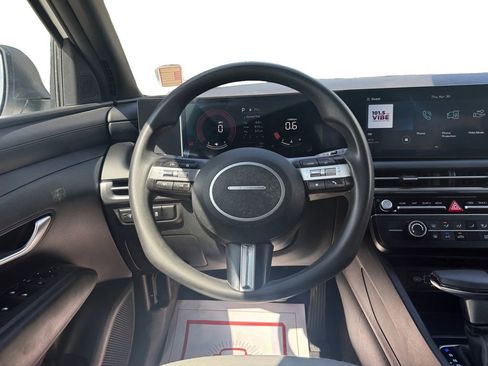 Used 2025 Hyundai Santa Cruz SE FWD image 12