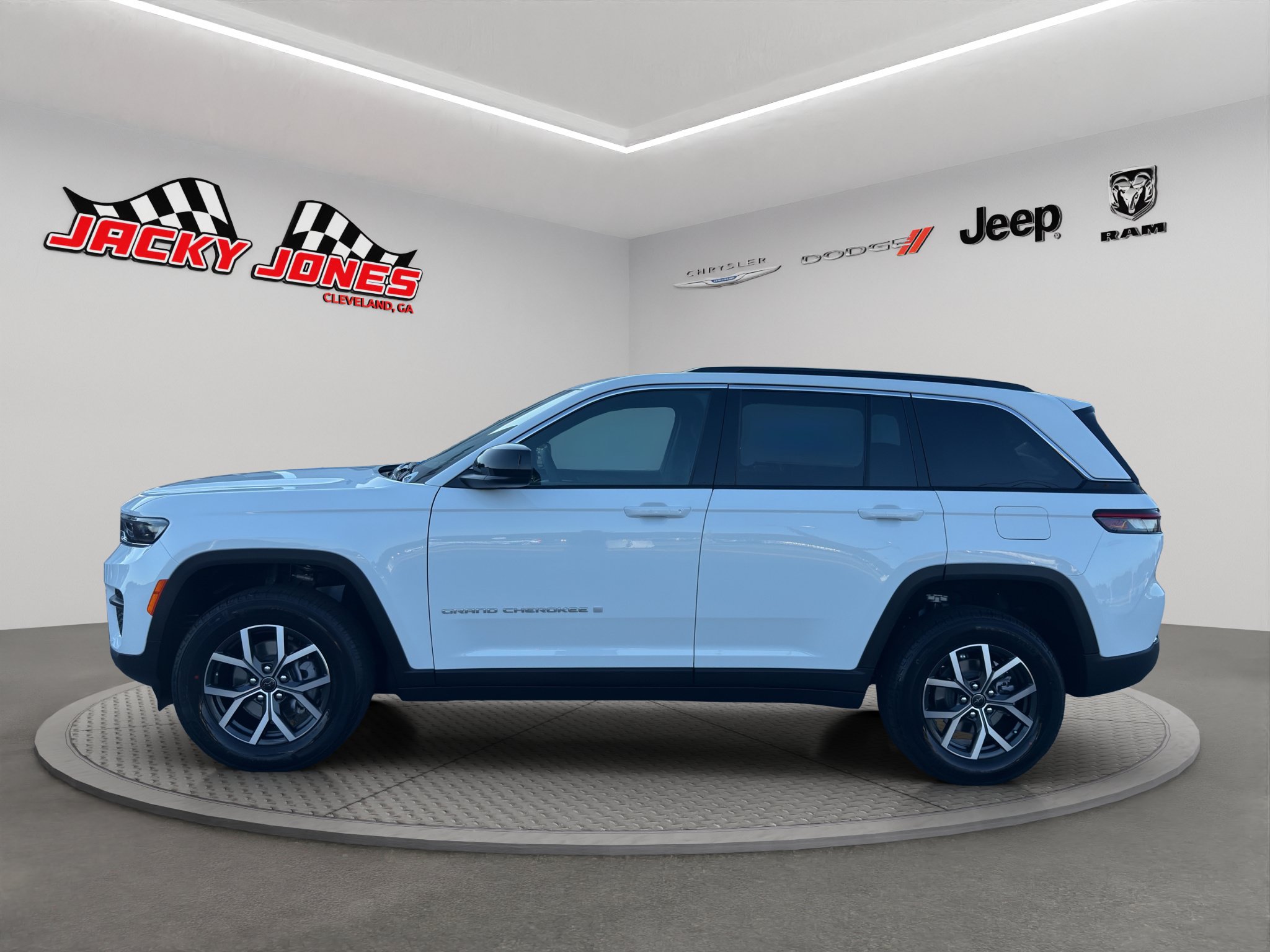New 2027 Jeep Grand Cherokee Laredo RWD image 3