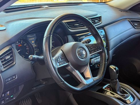 Used 2017 Nissan Rogue SV AWD/4WD image 2