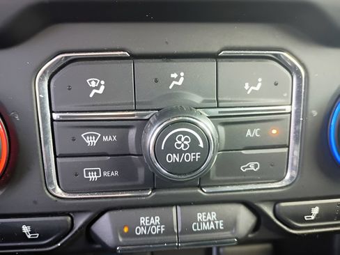 Used 2021 Chevrolet Suburban Z71 w/ Luxury Package AWD/4WD image 18