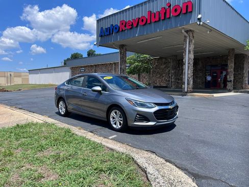 Used 2019 Chevrolet Cruze LT w/ Convenience Package FWD image 1