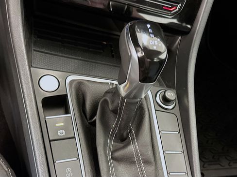 Used 2025 Volkswagen Jetta SE image 24