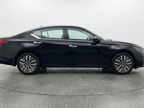 Used 2025 Nissan Altima 2.5 SV FWD image 11