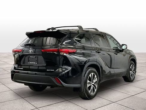 Used 2022 Toyota Highlander XLE AWD/4WD image 11