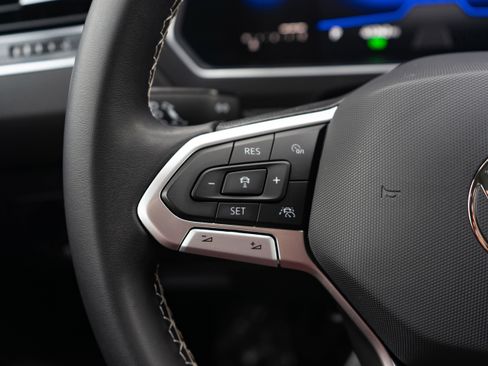 Certified 2023 Volkswagen Tiguan SE w/ Panoramic Sunroof Package image 17