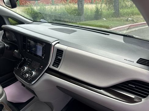 Used 2018 Toyota Sienna XLE w/ XLE Navigation Package AWD/4WD image 28