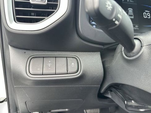 Used 2025 Hyundai Venue SEL image 26