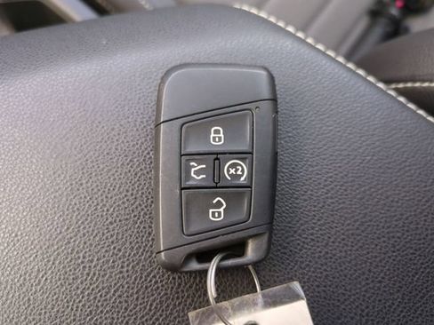 Used 2025 Volkswagen Jetta SE FWD image 36