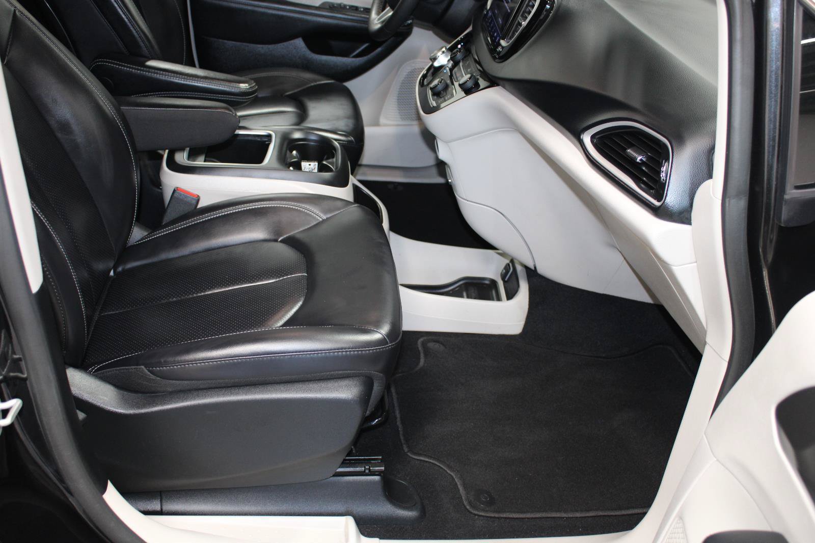 Used 2023 Chrysler Pacifica Touring-L FWD image 19