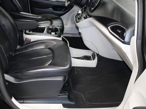 Used 2023 Chrysler Pacifica Touring-L FWD image 19