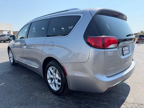 Used 2018 Chrysler Pacifica Touring-L w/ Tire & Wheel Group FWD image 13