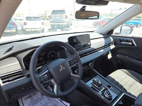 Used 2023 Mitsubishi Outlander image 7